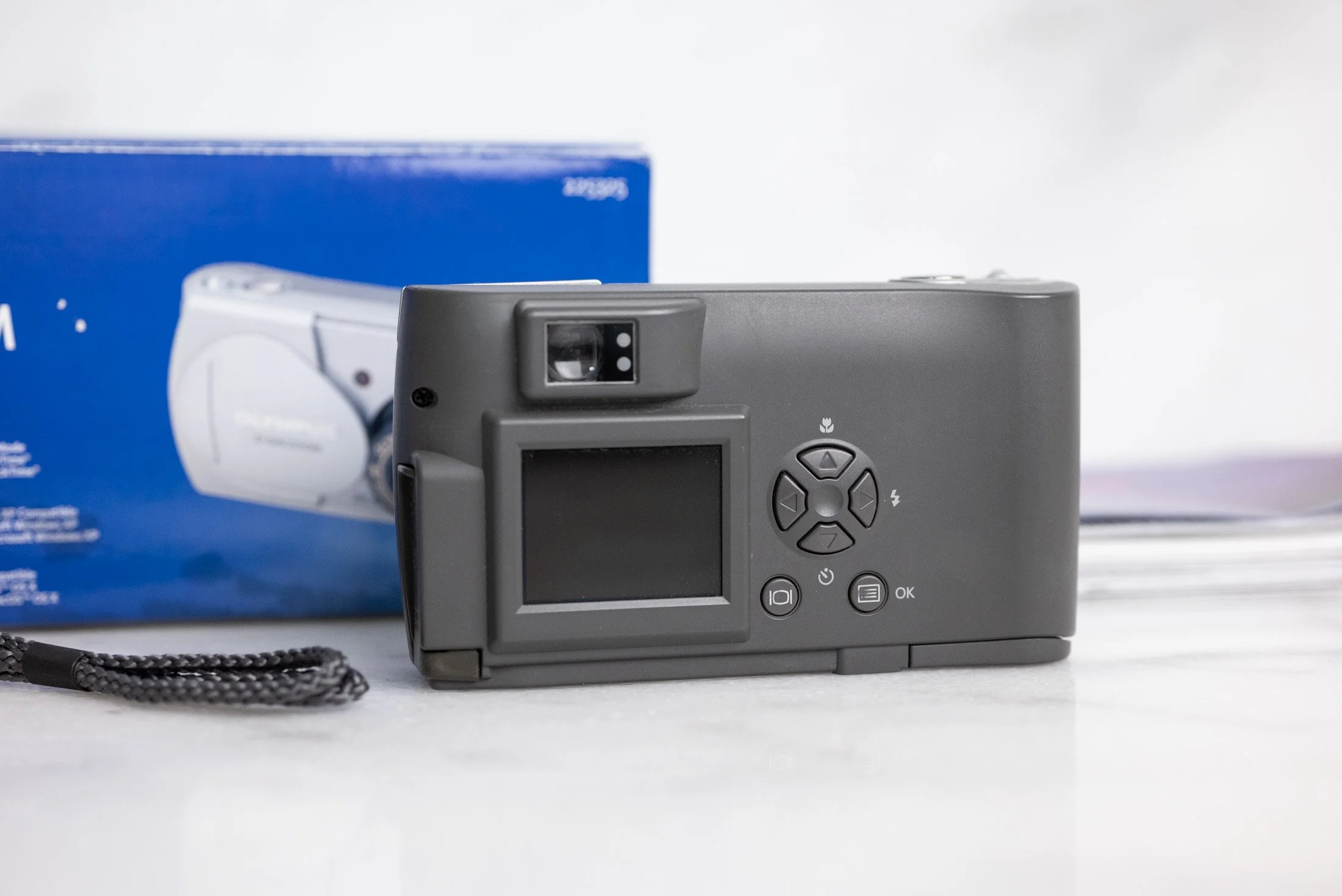 Olympus Cameria D-520 2 Megapixel Digital Point and Shoot Camera